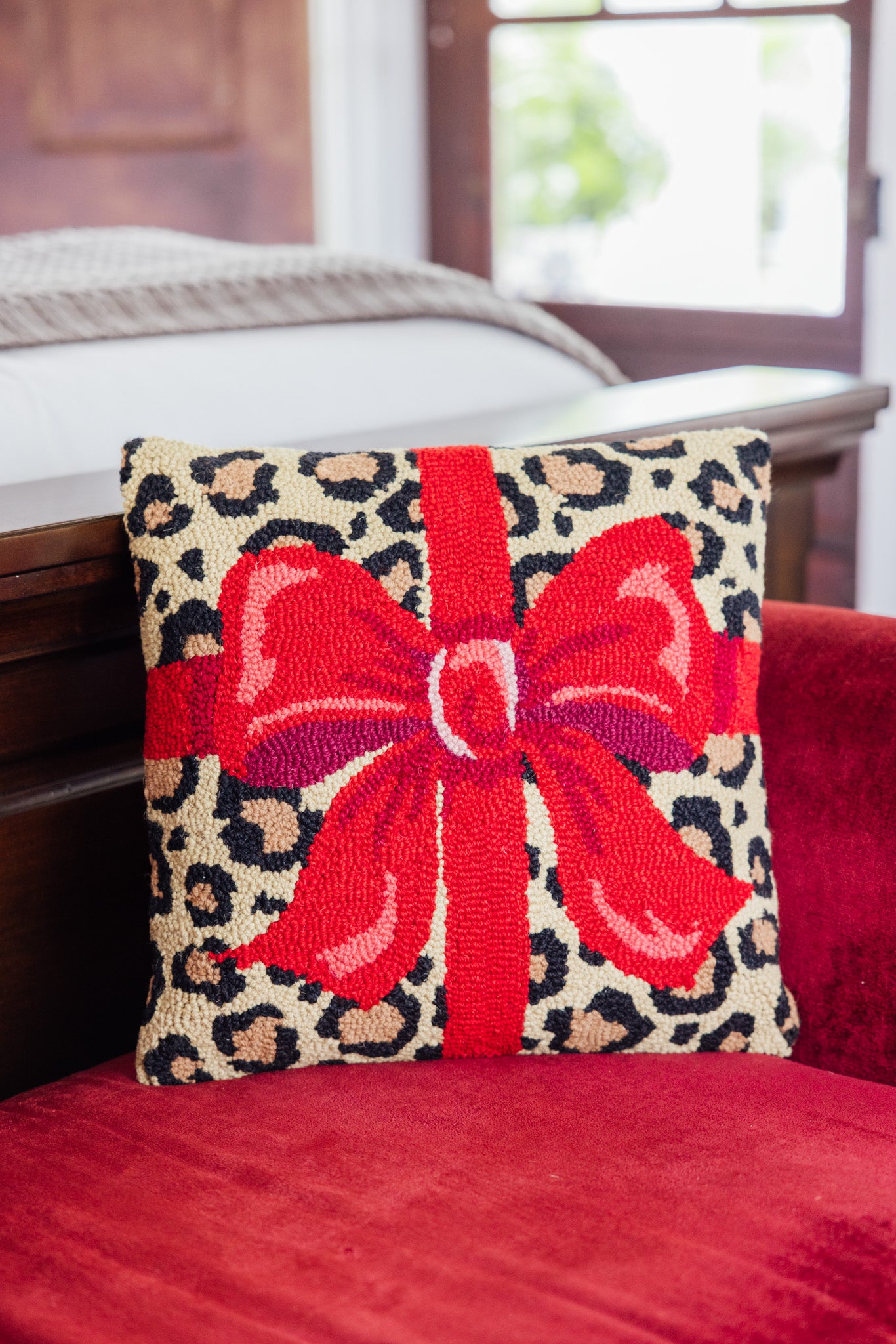 Leopard Present Hook Pillow
