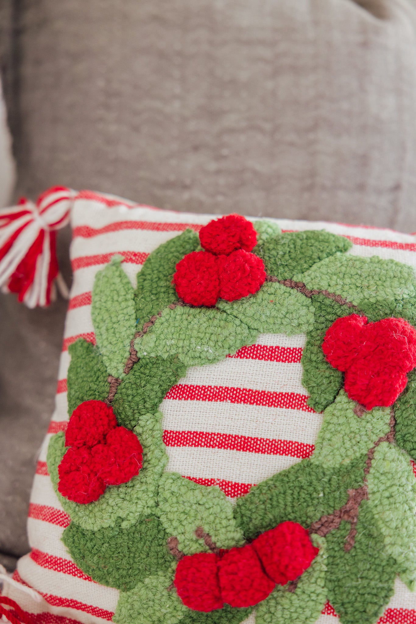 Wreath With Tassels Hook Pillow
